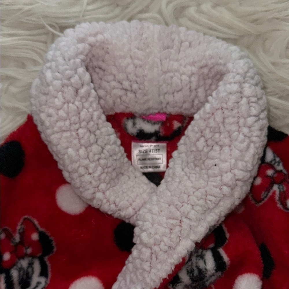 Adorable Minnie Mouse Robe - Picture 4 of 5